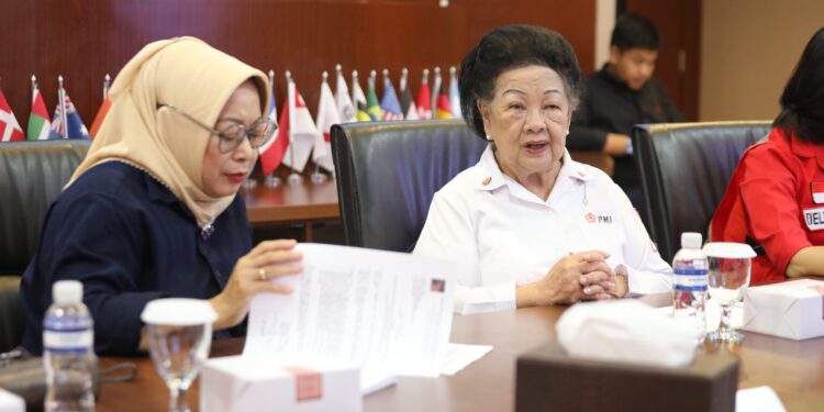 Badan Pengusahaan Batam (BP Batam) yang diwakili oleh Kepala Biro Sumber Daya Manusia, Lilik Lujayanti menerima kunjungan audiensi Ketua Palang Merah Indonesia (PMI) Kota Batam, Sri Soedarsono pada Kamis (23/1/2025) di Marketing Centre. (foto/Humas BP Batam)