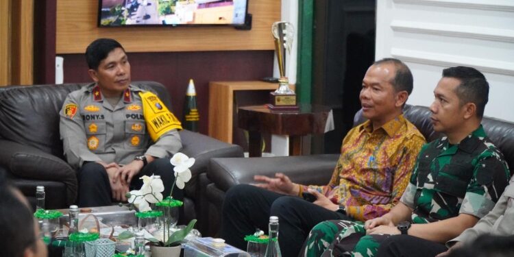 Pj Bupati Langkat H.M. Faisal Hasrimy, AP, M.AP, melalui Sekda Langkat Amril, S.Sos, M.AP, menghadiri kunjungan kerja Pangdam I/BB Mayjen TNI Rio Firdianto di wilayah Kodim 0203/LKT, Kamis (16/1/2025). (foto/Diskominfo Langkat)