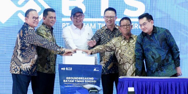 Gubernur Kepulauan Riau, H. Ansar Ahmad mendampingi Wakil Menteri Investasi dan Hilirisasi Todotua Pasaribu melakukan peletakan batu pertama (groundbreaking) pembangunan pabrik hilirisasi timah PT. Batam Timah Sinergi sekaligus meresmikan PT. Tri Charislink Indonesia. Acara tersebut diadakan di Sei Lekop, Kota Batam, pada Jumat (24/1/2025). (foto/Diskominfo Kepri)