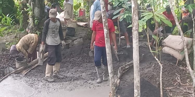 Pengerjaan jalan poros di Dusun Cikurantung, Senin, 27 Januari 2025. (foto/Panca/Yos Muhyar)