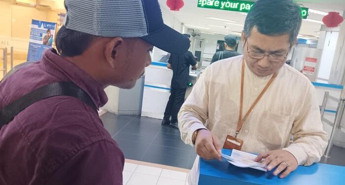 Petugas BP3MI Kepri melakukan pemeriksaan terhadap penumpang di pelabuhan Internasional yang terindikasi sebagai calon PMI non prosedural. (foto/dok)