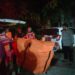 Petugas saat mengevakuasi jasad korban. (foto/Media Center Riau)