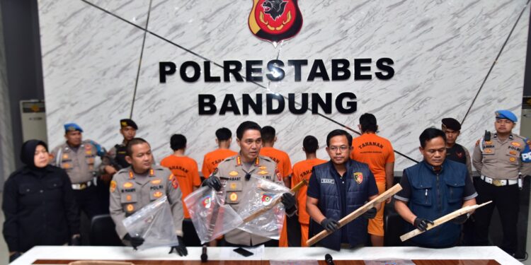 5 tersangka penyerangan kantor satpol PP saat berada di kantor POLRESTABES Bandung. (foto/dok)