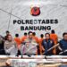 5 tersangka penyerangan kantor satpol PP saat berada di kantor POLRESTABES Bandung. (foto/dok)
