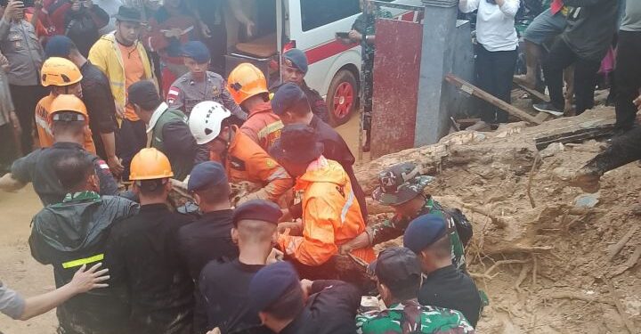 Proses evakuasi korban tewas dalam peristiwa longsor di Batam. (foto/dok)