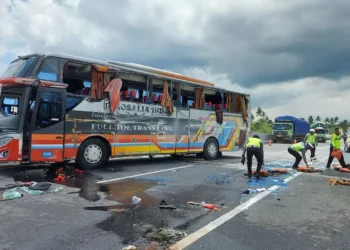 Bus perusahaan otobus (PO) Rosalia Indah  bernomor polisi AD 7354 QA terguling di KM 484-400 Tol Semarang-Solo, tepatnya di Desa Brajan, Kecamatan Mojosongo, Boyolali, Jawa Tengah, pada Minggu (26/1/2025) (foto/ist)