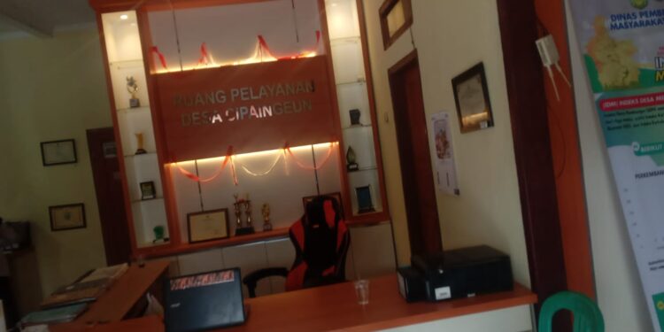 Ruang pelayanan Desa Cipaingeun. (foto/Panca/Yos)