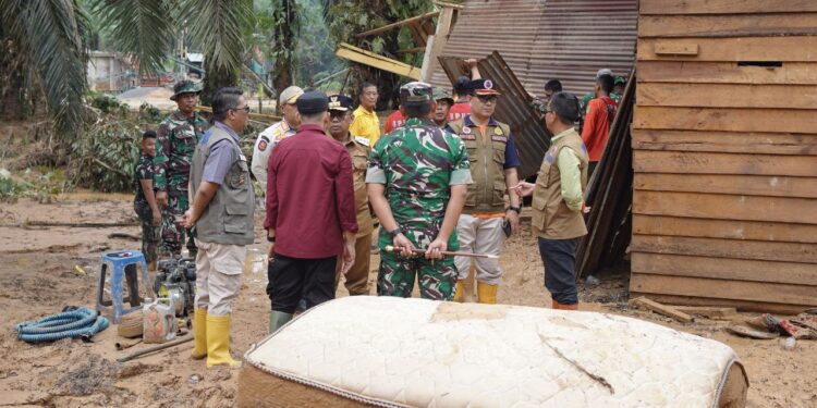 Salah satu rumah warga yang rusak akibat banjir. (foto/Media Center Riau)