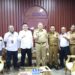 Bupati OKU Timur Ir. H. Lanosin, M.T didampingi Asisten II Rayenaidi, S.H. M.H, menyambut baik kehadiran Manajer PLN UP3 Lahat Teguh Aang Harmadi dan rombongan di Ruang Audiensi Bupati, Senin, 6 Januari 2025. (foto/Diskominfo OKU Timur)