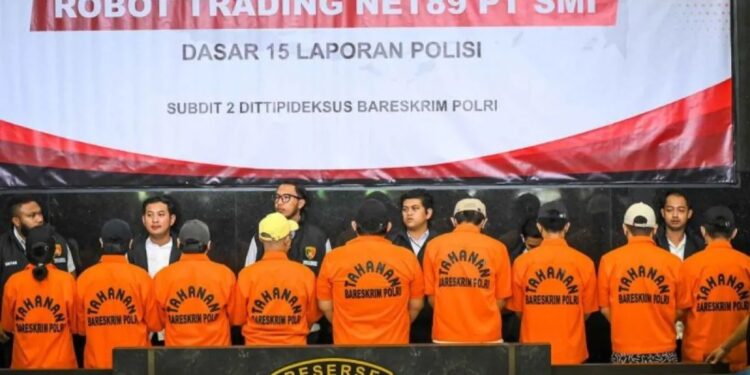 Sejumlah tersangka yang dihadirkan pada Rabu, 22 Januari 2025. (foto/dok)