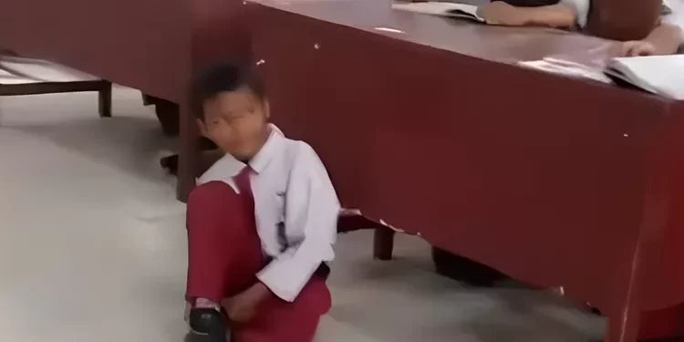 Siswa kelas 4 SD viral dihukum belajar. (foto/ist)