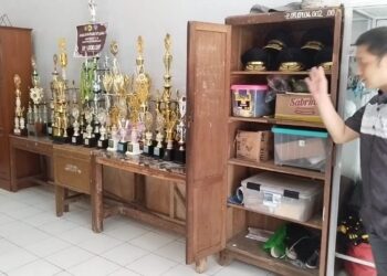 Suasana dalam ruang ekskull Paskibra SMPN 1 Limbangan. (foto/Panca/Yos)