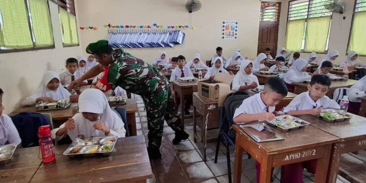 Suasana uji coba makan bergizi gratis di SD 010 Bengkong pada Senin, 6 Januari 2025. (foto/dok)