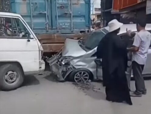 Tak Kuat Menanjak, Truk Kontainer Pupuk Tabrak 2 Mobil di Medan (foto/ist)