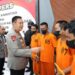 Kurir narkoba yang sudah di amankan polisi.(foto/Media Center Riau)