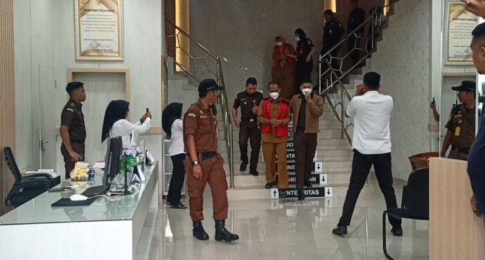 Tersangka korupsi RA dan SU saat digiring petugas jaksa menuju Rutan Karimun beberapa waktu lalu. (foto/dok)