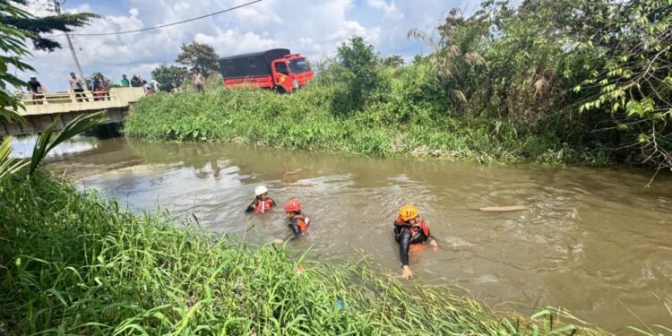 Tim penyelamat yang mencoba mencari keberadaan bocah yang hilang tenggelam. (foto/Media Center Riau)