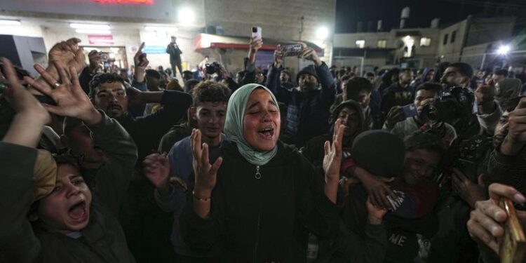 Warga Palestina menonton TV sambil menunggu pengumuman kesepakatan gencatan senjata antara Hamas dan Israel di Khan Younis, Jalur Gaza tengah, Rabu, 15 Januari 2025. (foto/AP)