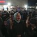 Warga Palestina menonton TV sambil menunggu pengumuman kesepakatan gencatan senjata antara Hamas dan Israel di Khan Younis, Jalur Gaza tengah, Rabu, 15 Januari 2025. (foto/AP)