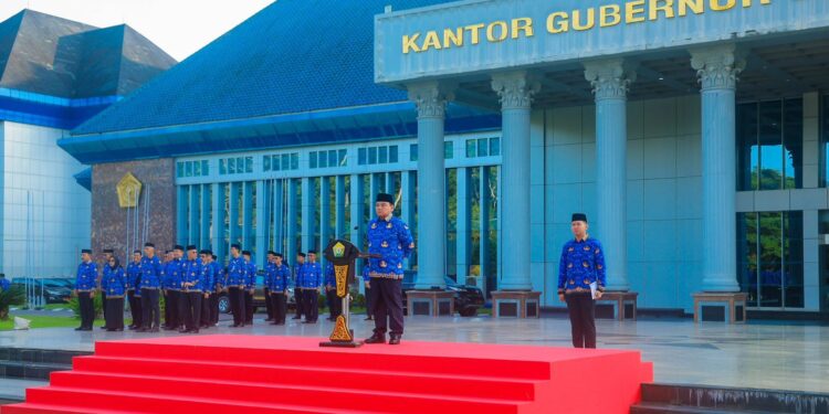Penjabat (Pj) Gubernur Sulawesi Tenggara (Sultra), Andap Budhi Revianto, memimpin Upacara Hari Kesadaran Nasional yang berlangsung dengan khidmat di Lapangan Kantor Gubernur Sultra pada Jumat (17/01/2025).(foto/Humas Pemprov Sultra).