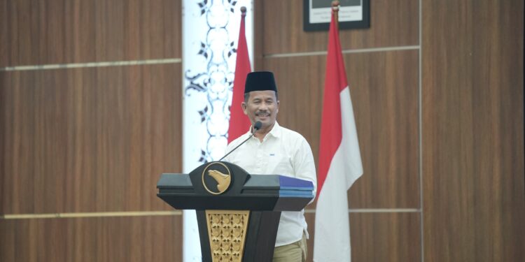 Kepala BP Batam Muhammad Rudi memberikan pengarahan untuk mendukung dan menjalankan Instruksi Presiden tentang efisiensi belanja dalam pelaksanaan APBN dan APBD tahun anggaran 2025, di Balairungsari BP Batam, Jumat (24/1/2025). (foto/ Ril Humas BP Batam)
