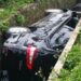 Tampak mobil saat jatuh kedalam selokan (foto/ist)