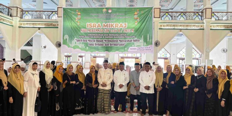 Penjabat (Pj) Gubernur Sulawesi Tenggara (Sultra), Andap Budhi Revianto, menghadiri peringatan Isra Mikraj Nabi Muhammad SAW 1446 Hijriah yang dirangkaikan dengan Doa Bersama untuk Sultra dan Indonesia yang diselenggarakan di Masjid Raya Al Kautsar Kendari pada Jumat (31/01/2025).
(foto/ Ril Humas Pemprov Sultra)