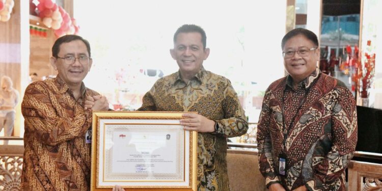 Silaturahmi Gubernur Ansar Ahmad bersama pejabat lama dan baru Kepala Bank Indonesia (BI) Provinsi Kepri (foto/Diskominfo Kepri)