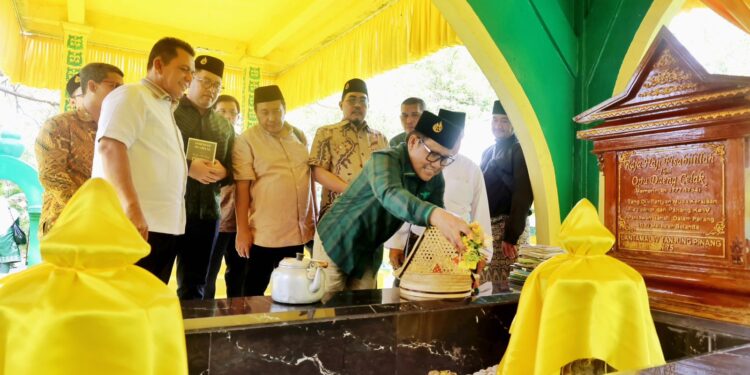 Gubernur Kepulauan Riau H. Ansar Ahmad mendampingi Menteri Koordinator Bidang Pemberdayaan Masyarakat RI, Muhaimin Iskandar, yang akrab disapa Cak Imin, dalam kunjungan ke Pulau Penyengat, Sabtu (25/1/2025). (Foto/Diskominfo Kepri)