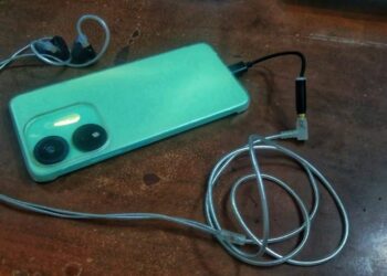 iTel P55 5G dengan Moondrop Chu 2. (foto/Andika)