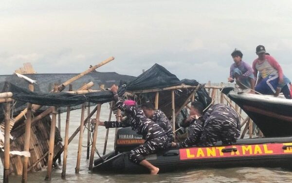 TNI AL membongkar pagar laut bersama warga. (foto/dok)