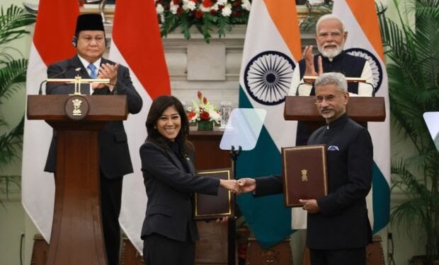 Menteri Komunikasi dan Digital RI Meutya Hafid dan Menteri Luar Negeri India S Jaishankar bertukar nota kesepahaman kerja sama yang telah ditandatangani di hadapan Presiden RI Prabowo Subianto dan Perdana Menteri India Narendra Modi di New Delhi .(foto/dok)