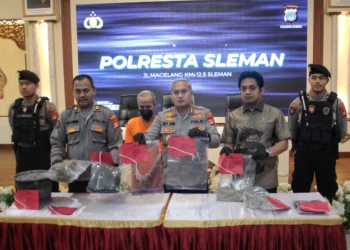 Polresta Sleman menunjukkan barang bukti dan tersangka (foto/dok)