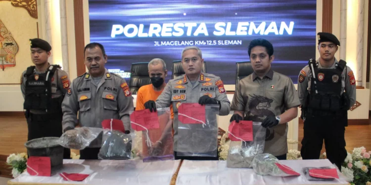 Polresta Sleman menunjukkan barang bukti dan tersangka (foto/dok)