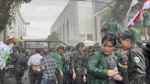 Ratusan mahasiswa dari Universitas Islam Sumatera Utara (UISU) menggelar aksi unjuk rasa di kantor DPRD Sumut, Kota Medan, pada Kamis (20/2/2025). (foto/dok)