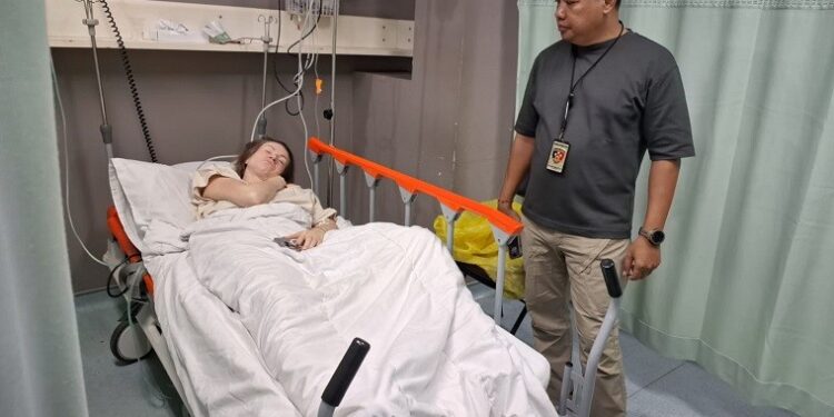 Seorang WNA Asal Rusia Yang Melukai Kakinya saat ini sedang sedan dirawat di RS. (foto/ist)