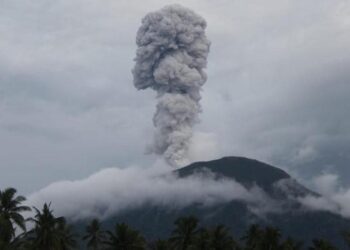 Gunung Ibu erupsi (foto/ist)
