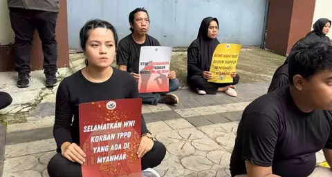 Para keluarga korban melakukan protes di depan kantor kedubes myanmar.(foto/dok)