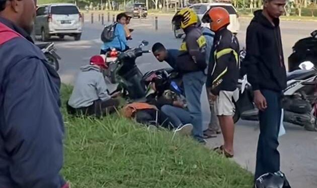 2 korban lakalantas yang tergeletak di samping jalan. (foto/ist)