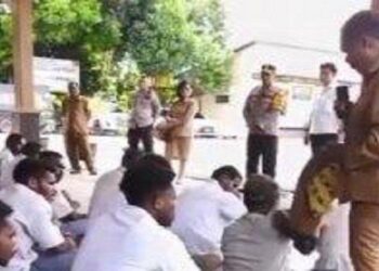 Sekretaris Dinas Pendidikan Kabupaten Nabire, Victor Tebai yang menginjak seorang siswa saat demo  tolak MBG (foto/dok)