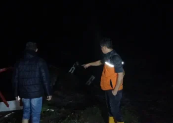 Petugas BPBD Kabupaten Garut meninnjau lokasi banjir bandang di Garut. (foto/ist)