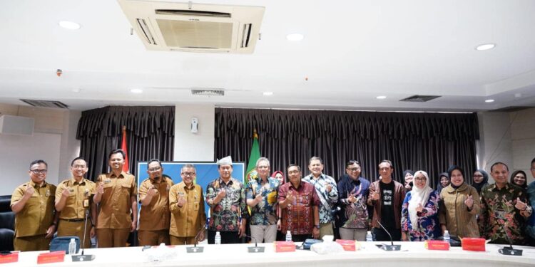 Sekretaris Daerah Kota Batam, Jefridin, M.Pd. menerima rombongan kunjungan kerja dari Pemerintah Kota Batu di Aula Embung Fatimah, Senin (10/02/2025). (foto/Diskominfo Batam)