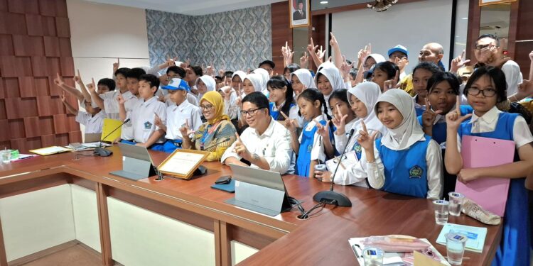 Kepala Dinas Komunikasi dan Informatika (Kominfo) Kota Batam, Rudi Panjaitan, S.STP., M.Si, menerima kunjungan literasi digital dari siswa SD Kartini II, di Kantor Wali Kota Batam, Selasa (18/2/2025). (foto/Diskominfo Batam)