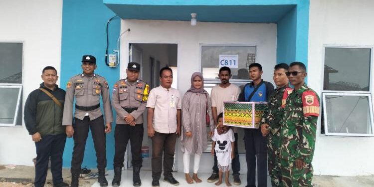 Badan Pengusahaan (BP) Batam kembali memfasilitasi pergeseran terhadap dua Kepala Keluarga (KK) terdampak pembangunan Rempang Eco-City menuju rumah baru Tanjung Banon, Jumat, Jumat (21/2/2025). (foto/Humas BP Batam)