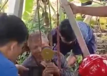 Seorang lansia saat dievakusai dari sumur 15 meter (foto/dok)