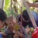 Seorang lansia saat dievakusai dari sumur 15 meter (foto/dok)