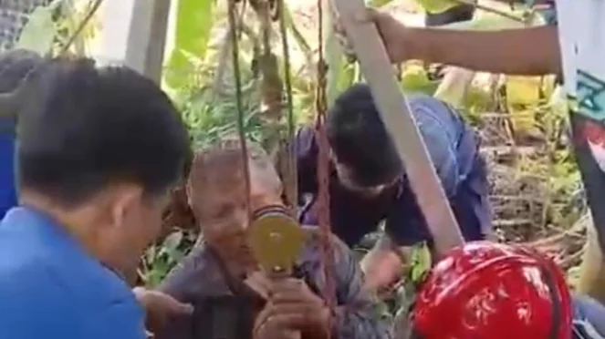 Seorang lansia saat dievakusai dari sumur 15 meter (foto/dok)