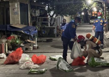 Lima orang warga di Bekasi harus dilarikan ke rumah sakit, setelah terpapar oleh limbah berbahaya kaporit dalam jumlah besar di permukiman warga (foto/ist)