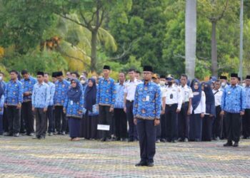 ASN Pemkab Karimun berbaris saat apel pagi. (foto/dok)