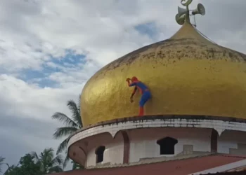 Aksi Mulia 'Spiderman' Jelang Ramadan, Panjat Kubah Bersihkan Masjid di Polman (foto/ist)